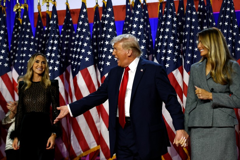 Donald Trump wraz z Larą Trump i Melanią Trump podczas wieczoru wyborczego w West Palm Beach na Florydzie, 6 listopada 2024 r.