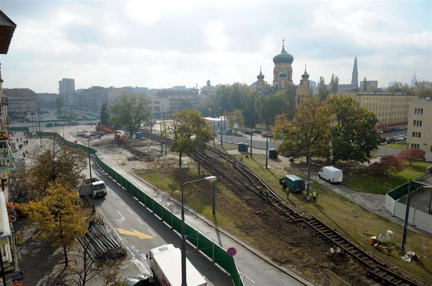 Handlarze i pomnik blokują metro