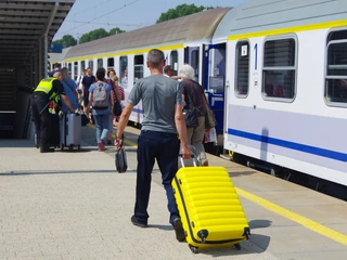 Wątpliwości co do tego, czy nielimitowany urlop rzeczywiście poprawia dobrostan pracowników, nie są na wyrost. Zjawisko robi się już na tyle powszechne, że zaczęto je mierzyć i badać. Robi to m.in. Namely amerykańska firma tworząca platformę do zarządzania zasobami ludzkimi. Z jej wyliczeń wynika, że pracownicy obdarzeni tym przywilejem i tak spędzają na urlopie o 2 dni mniej, niż ci którzy wakacje mają limitowane