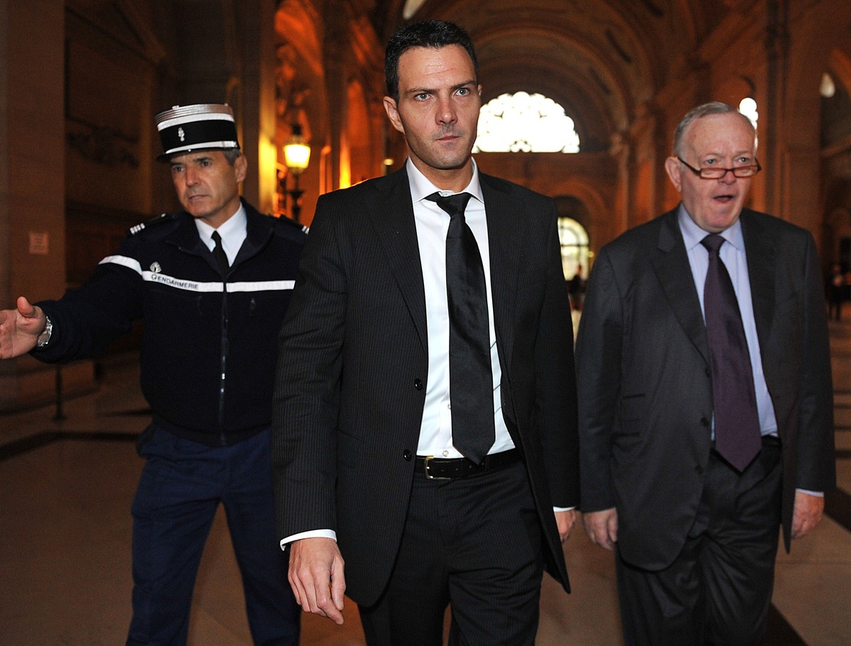 Trzy lata więzienia i odszkodowanie w kwocie 4,9 mld euro- taki wyrok usłyszał dziś Jerome Kerviel (w środku).