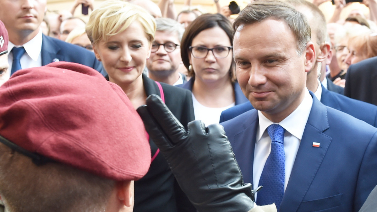 Prezydent Andrzej Duda odwiedził Kraków, by złożyć kwiaty na grobie Lecha i Marii Kaczyńskich oraz Józefa Piłsudskiego w krypcie pod Wieżą Srebrnych Dzwonów w Katedrze na Wawelu. Towarzyszyła mu małżonka Agata Duda.