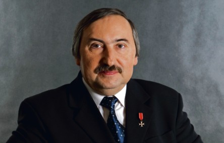 <strong>10. Bogusław Banaszak, przedstawiciel Polski w Komisji Weneckiej, pierwszy raz w rankingu</strong>
<br><br>
Najbardziej wzięty konstytucjonalista w kraju. Potrafił odeprzeć najcięższe działa wytaczane przez prawniczy mainstream w sporze o TK. Dziś już żadnego głośniejszego sporu politycznego nie da się rozstrzygnąć bez jego ekspertyzy. Na szerokie wody wypłynął opinią, że prezydent nie naruszył prawa, odmawiając zaprzysiężenia sędziów TK wybranych przez poprzedni Sejm. Zdaniem prof. Banaszaka postąpić tak musiał, skoro koalicja PO-PSL dopuściła się rażącego naruszenia autonomii parlamentu – wartości, która w opinii profesora zdaje się mieć wyższą rangę niż zasada trójpodziału i równowagi władz. W przerwach od pisania ekspertyz konsultacyjnych występuje w imieniu lobby aptecznych gigantów, podważając zasadność projektów, które uderzają w ich interesy.