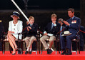 Książę Karol i księżna Diana z synami podczas parady z okazji  V-J Day w sierpniu 1994 r.