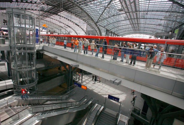 Wielopoziomowy dworzec Berlin Hauptbahnhof w stolicy Niemiec w środku.