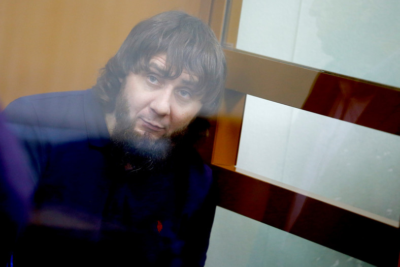 Zaur Dadajew, bezpośredni sprawca morderstwa Niemcowa na sali rozpraw. 2017 r.