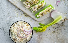 salatka-z-selerem-ze-sloika-to-hit-imprez-jeden-slodki-dodatek-podkreci-jej-smak