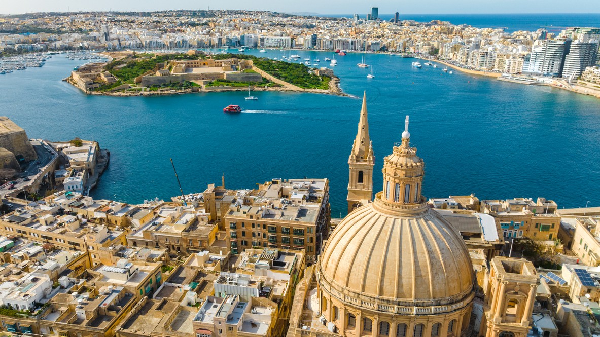 Letecký záber na hlavné mesto Valletta a neďaleký ostrov Manoel obklopený Stredozemným morom.