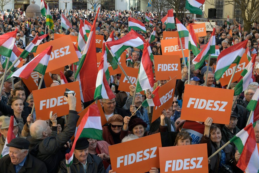 Sondaże dają zdecydowane zwycięstwo rządzącej od 2010 r. koalicji konserwatywnego Fideszu - pod wodzą premiera Victora Orbana -  i Chrześcijańsko-Demokratycznej Partii Ludowej 