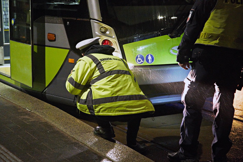 Weekend na drogach Olsztyna. 21-latek wjechał pod tramwaj na al. Sikorskiego