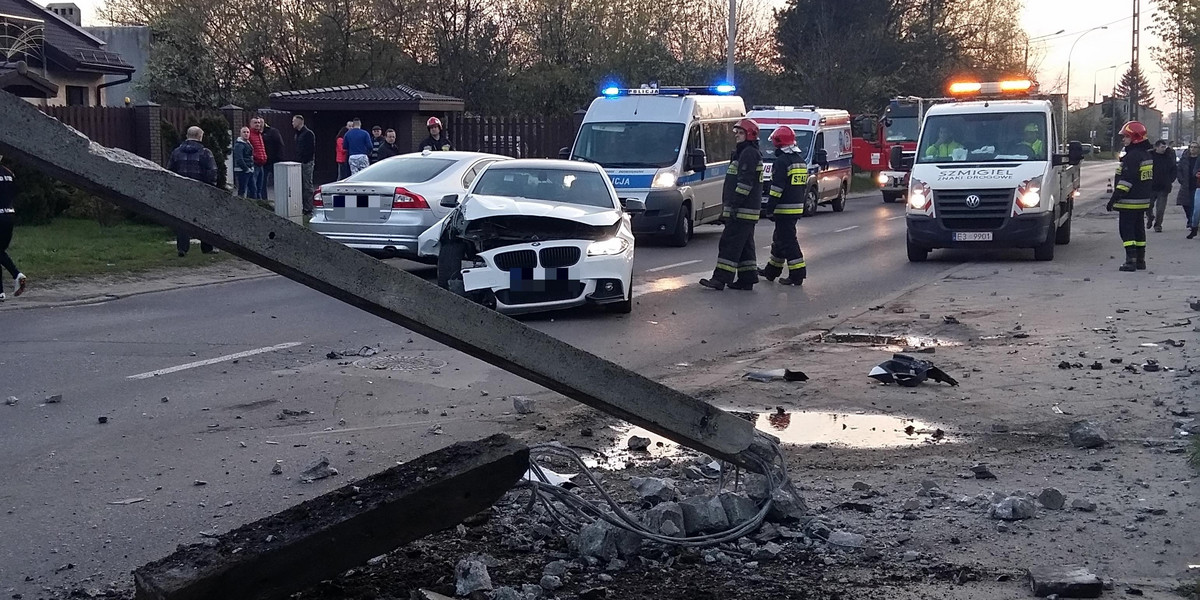 BMW ścięło słup energetyczny na ulicy Śląskiej w Łodzi. Wyglądało groźnie