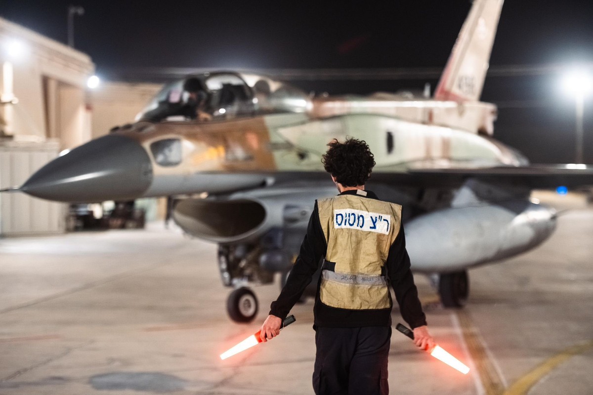 Izraelski F-16I w trakcie przygotowań do nocnego ataku na cele w Iranie.