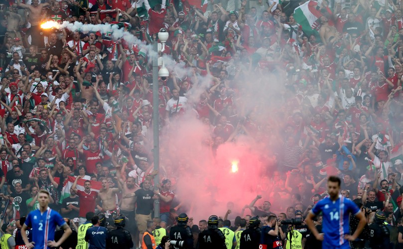 To nie są grzeczni chłopcy. Węgrzy bili się z Policją w trakcie meczu z Islandią