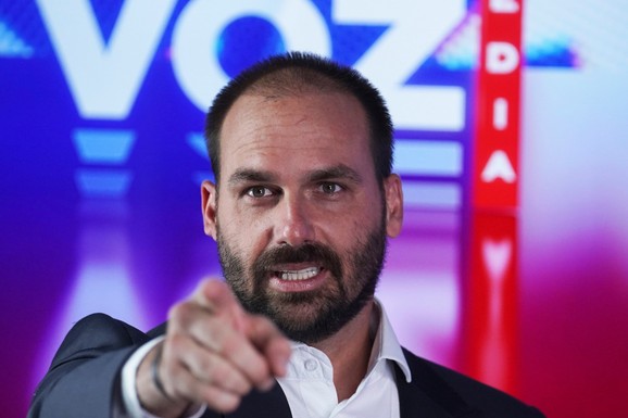 EDUARDO BOLSONARO DOBIO ZELENU KARTU U AMERICI Sin bivšeg predsednika Brazila pronašao slobodu dok mu u domovini prete ZATVOROM!