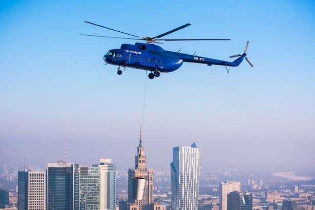 Na dachu Warsaw Spire zostały zamontowane dwie ogromne iglice. Każda z nich ma 40 metrów wysokości, czyli tyle samo, co 13-piętrowy budynek i waży aż 25 ton. Iglice o średnicy 1,8 metra u podstawy w całości zbudowane są ze stali konstrukcyjnej. Maszty pełnią funkcję architektoniczną, dodając biurowcowi strzelistości. Będzie też na nich zainstalowane oświetlenie przeszkodowe.