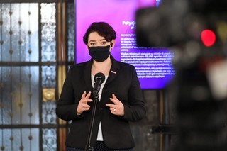 Lewica: W oczach świata Polska stacza się w odmęty braku praworządności