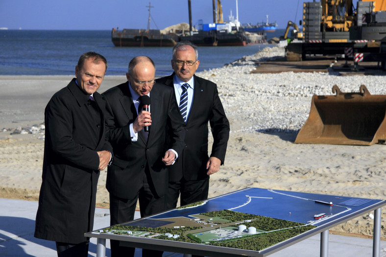 Premier Donald Tusk przed makietką przyszłego terminalu LNG na terenie jego budowy w Świnoujściu, 2010 r.