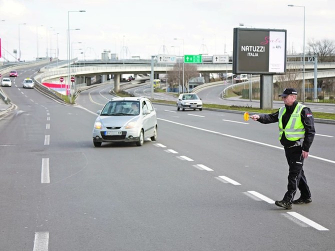 Evo zašto policajac prvo pipne auto kada vas zaustavi