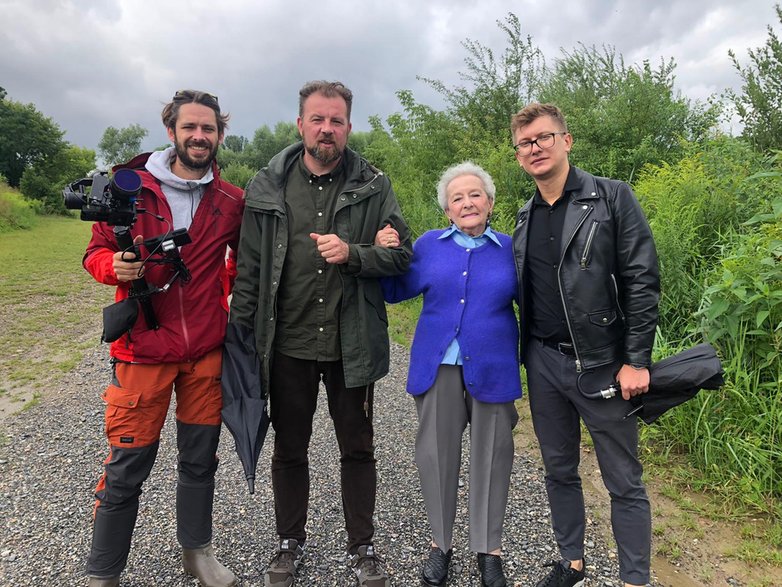 Bronisława Horowitz z ekipą "History Hiking". Od lewej: Łukasz Herod, operator, Łukasz Kazek (prowadzący), Mateusz Kudła (reżyser)