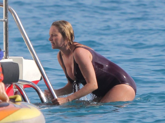 Ciężarna Uma Thurman w kostiumie kąpielowym