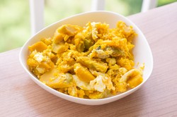 Rewelacyjny przepis z babcinego zeszytu na jajecznicę. To warzywo sprawi, że będzie idealnie kremowa