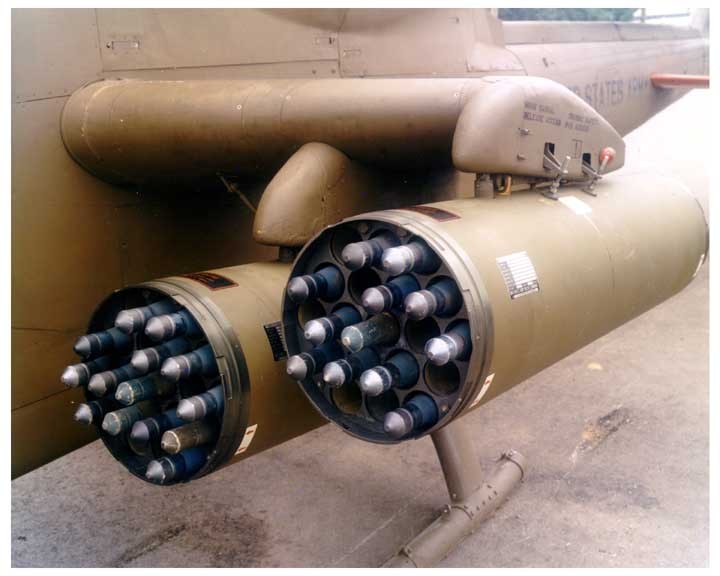 19-prowadnicowe wyrzutnie rurowe pocisków Hydra na śmigłowcu Bell AH-1 Cobra