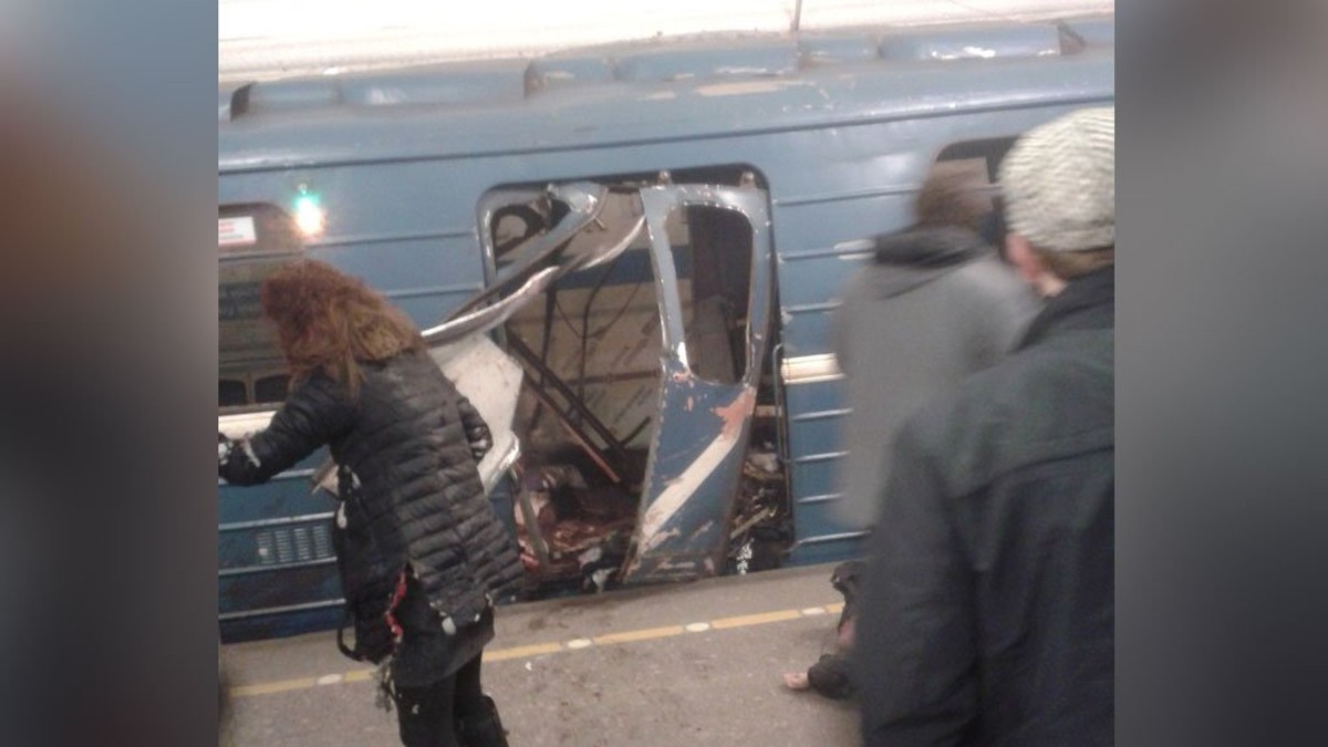 Wagon zniszczony w wybuchu w metrze w Petersburgu