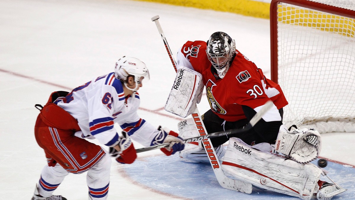 Ottawa Senators ciągle ma "pod wiatr". Senatorowie wygrali co prawda wczorajsze spotkanie przeciwko New York Rangers 3:2, ale stracili kolejnego kluczowego zawodnika - bramkarza Craiga Andresona. Wcześniej ze składu Ottawy wypadli już Erik Karlsson i Jason Spezza.