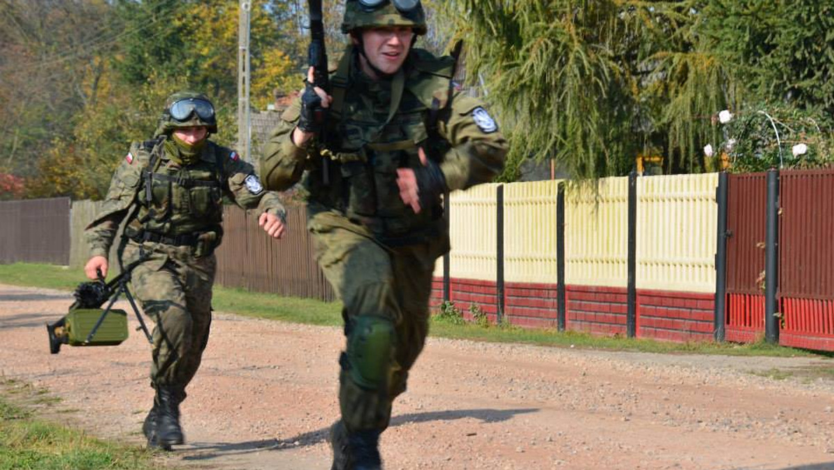 W Laskach i Anielinie przeprowadzone zostały ćwiczenia o charakterze paramilitarno-wojskowym, w których udział wzięło 150 osób. Planowane są już kolejne tego typu szkolenia, a ich intensyfikacja ma związek z sytuacją międzynarodową, a zwłaszcza z konfliktem na Ukrainie. - Uważam, że każdy młody Polak powinien wiedzieć, jak bronić swojego kraju oraz powinien być przeszkolony z zakresu działań taktycznych - powiedział w rozmowie z Onetem kpr Michał Marczyk, dowódca Jednostki Strzeleckiej Kozienice.