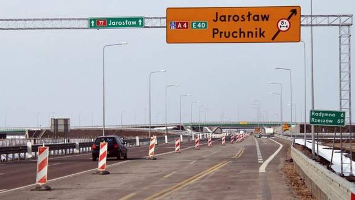 Gwałtowne zamiecie pokrzyżowały plany firm wykańczających 17-kilometrowy odcinek autostrady z Radymna do Pawłosiowa.