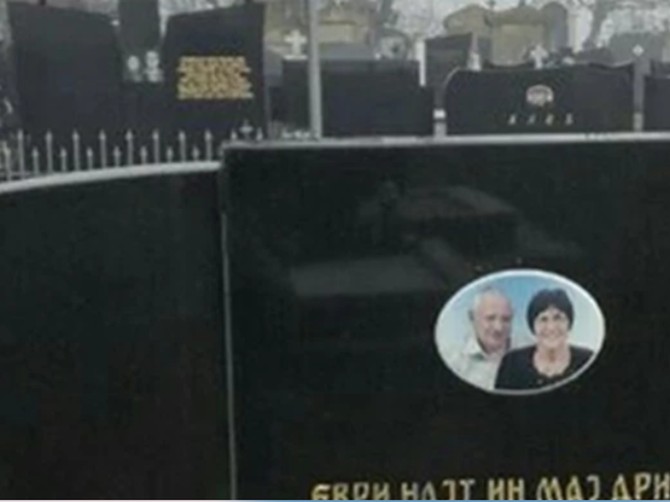 Nadgrobni spomenik sa tekstom pesme My heart will go on kao epitafom