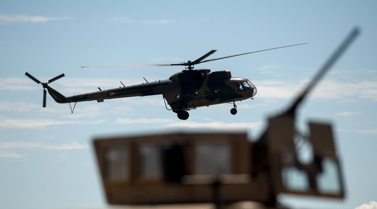 A mentésre igyekvő helikopter rotorszele miatt zuhanhatott le a siklóernyős a fáról / Fotó: MTI Fotó: Koszticsák Szilárd