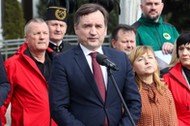 Zbigniew Ziobro podczas konferencji prasowej na terenie Kopalni Węgla Brunatnego Bełchatów w Rogowcu