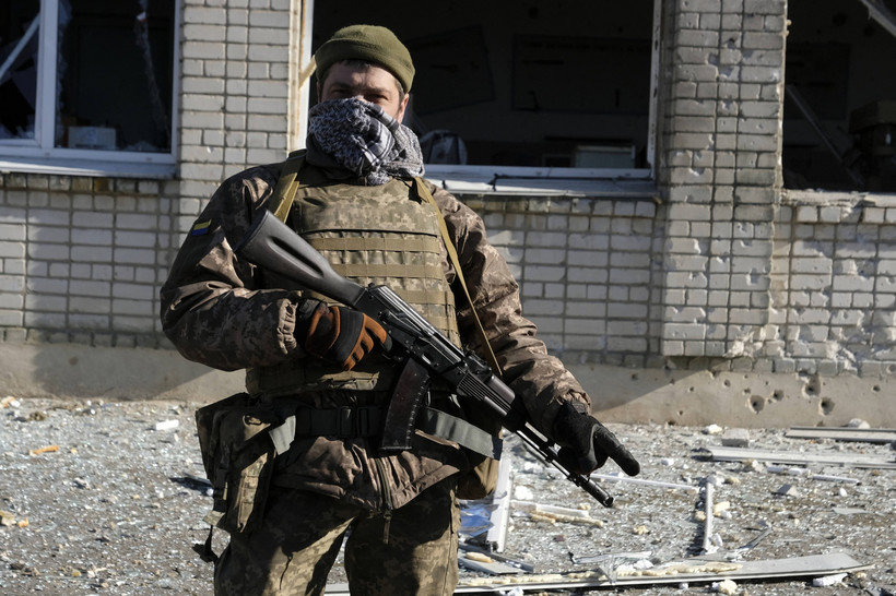 Ołeksandriwka, ukraiński żołnierz na tle zniszczeń Dostawca: PAP/Abaca
