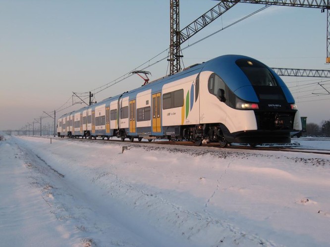 Elf. Hit sprzedażowy Pesy. Elf to skrót od: Electric Low Floor (elektryczny niskopodłogowy). To elektryczny zespół trakcyjny do obsługi ruchu aglomeracyjnego i regionalnego, który rozwija prędkość do 160 km/godz. Światowa premiera Elfa miała miejsce we wrześniu 2010 r. podczas targów InnoTrans w Berlinie. Od 2010 r. ośmiu przewoźników zamówiło 73 Elfów, które mają łącznie 319 członów pasażerskich. Na ten pociąg pasażerski zdecydowali się m.in. SKM Warszawa, Koleje Mazowieckie, Koleje Śląskie i Urząd Marszałkowski na Podkarpaciu dla Przewozów Regionalnych. Fot. Pesa - Elf Kolei Śląskich