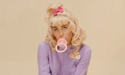 Miley Cyrus jest słodkim bobasem, choć raczej nas podpuszcza [WIDEO]