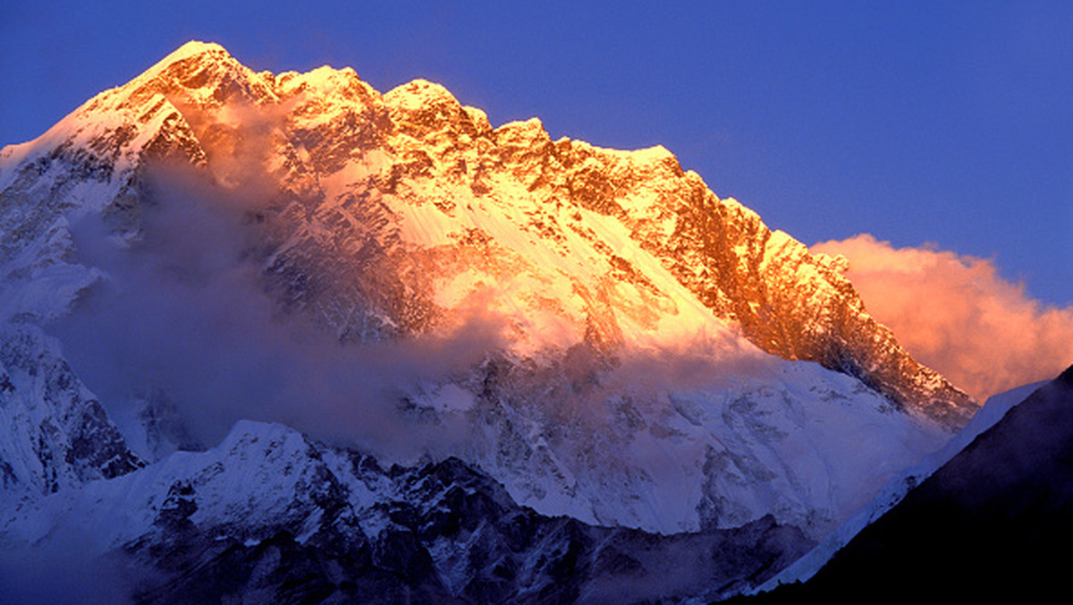 Tłumy himalaistów czekało na wejście na szczyt Mount Everest