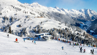 Masowe zakażenia w narciarskich kurortach w Austrii. "Nawet 80 proc. nowych infekcji"