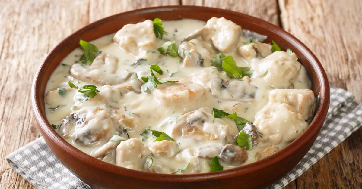 Pyszny obiad na piątek. Podajemy przepis, Ty gotujesz. Potrawka z kurczaka w kremowym sosie
