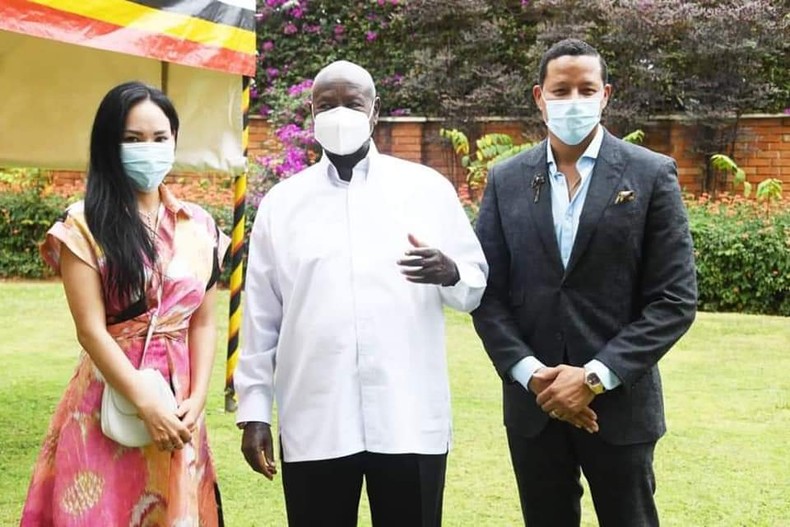 Bobby Wayne da una conferencia al actor Terence 