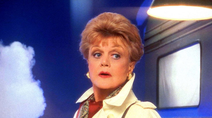 Angela Lansbury leghíresebb szerepében, a Gyilkos sorok című filmsorozat Jessica Fletcherjeként 