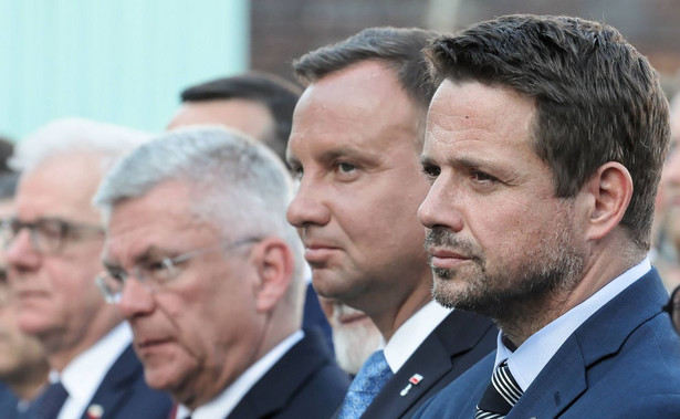 Warszawa, 31.07.2019. Marszałek Senatu Stanisław Karczewski (3P), prezydent RP Andrzej Duda (C) oraz prezydent miasta Rafał Trzaskowski (P) podczas uroczystej polowej mszy św., 31 bm. przed pomnikiem Powstania Warszawskiego na pl. Krasińskich w stolicy, w przeddzień 75. rocznicy wybuchu powstania warszawskiego. (ps/dw) PAP/Paweł Supernak