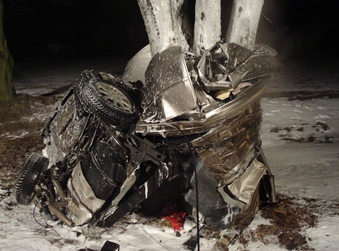 Wrak Forda Mondeo po wypadku na drodze nr 19 w miejscowości Wincentów (gm. Lubartów)