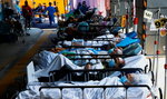 Przepełnione szpitale i pełne kostnice - tu pandemia nie odpuszcza! Tak COVID-19 zaatakował Hongkong