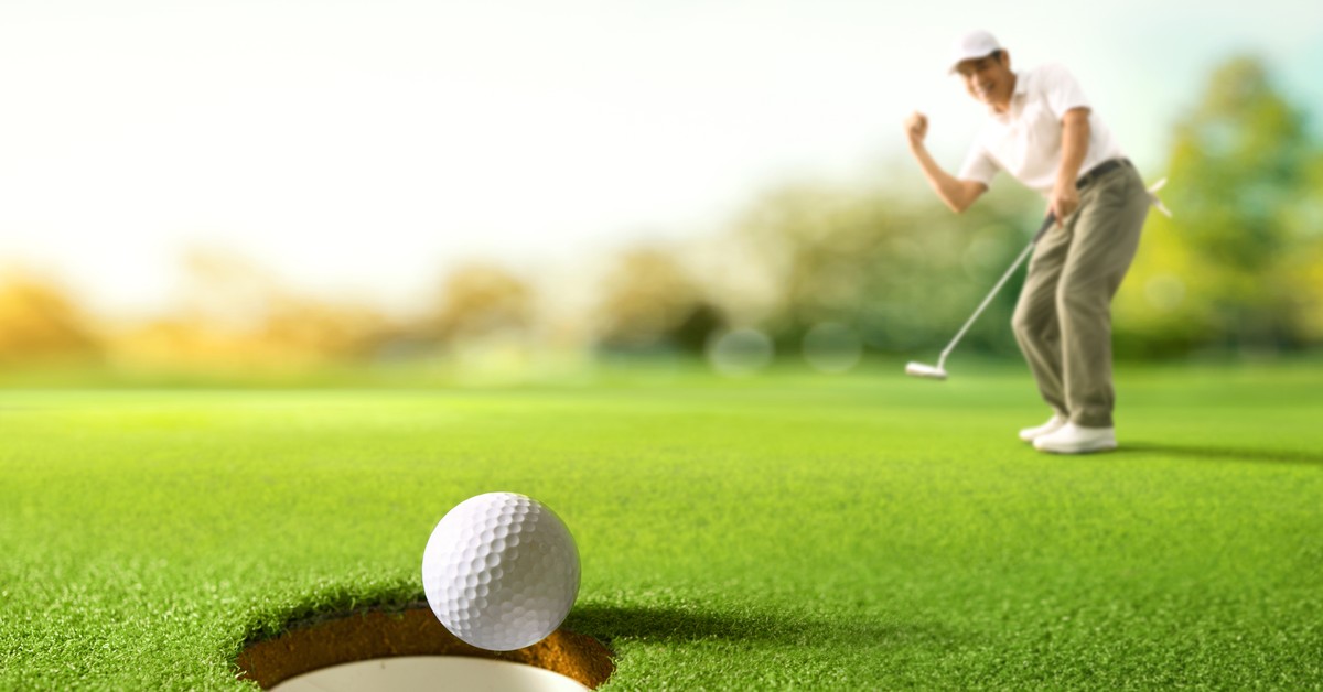 Dlaczego piłka golfowa wypada z dołka? Odkrycie naukowców z Bristolu to prawdziwy majstersztyk