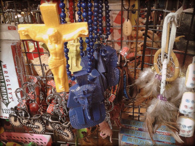 Inne zachodnie trendy kulturowe są przyjmowane i przekształcane. Będąc w Japonii zauważyłem np. modę na ozdoby nawiązujące do chrześcijaństwa. Dostępne w ofercie sklepów jubilerskich krzyże i medaliki występują w klasycznej, znanej z Europy postaci, jak i w różnych modyfikacjach. Na zdjęciu wnętrze sklepu w Tokio.