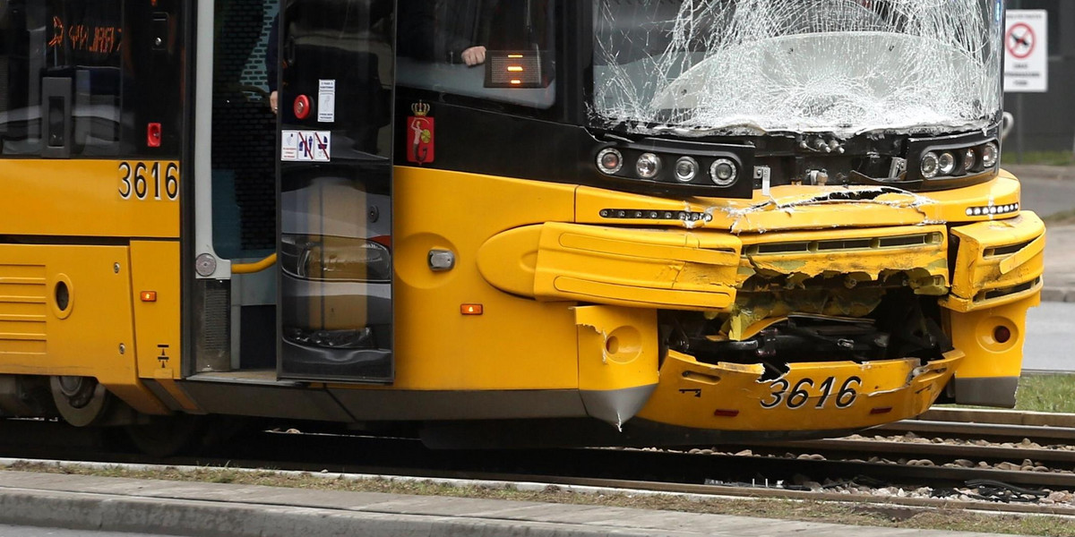 Groźny wypadek w Warszawie. Tir zderzył się z tramwajem
