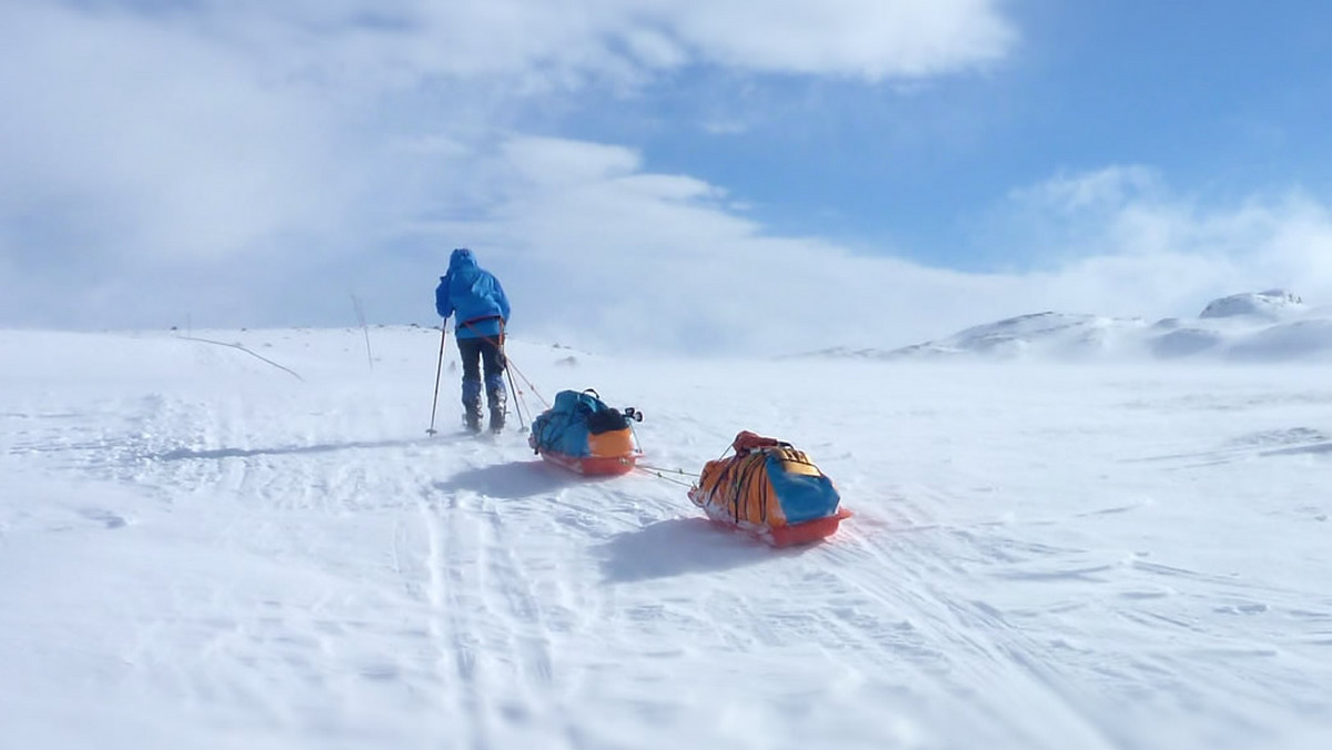 "Do celu wyprawy, czyli Bieguna Południowego, mam jeszcze ponad 400 km" - poinformowała Małgorzata Wojtaczka, która sześć tygodni temu rozpoczęła - śladami Amundsena - samotny marsz w poprzek Antarktydy. 51-letnia wrocławianka pokonała już na nartach dwie trzecie trasy.
