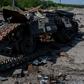 Ukraiński żołnierz obok wraku czołgu zniszczonego w czasie walk o Robotyne