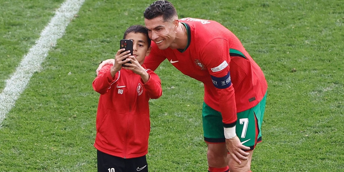 UEFA ukarała chłopca, który wbiegł na boisko zrobić sobie zdjęcie z Ronaldo. 