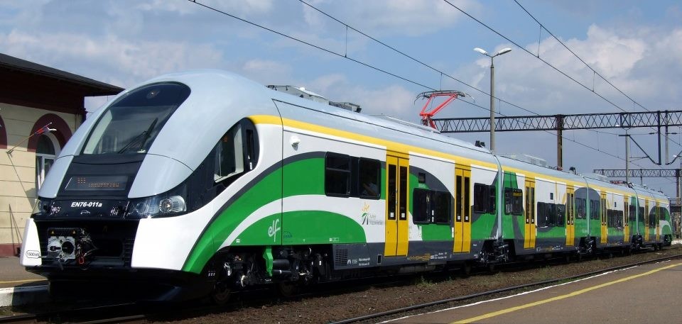 Pod względem designerskim jest to europejska czołówka i jeden z najefektowniejszych produktów bydgoskiego producenta. Minusem jest zbyt wysoka awaryjność będąca pochodna kryterium niskiej ceny w przetargach, na którą uskarżali się niektórzy przewoźnicy, np. Koleje Wielkopolskie. W skład rodziny wchodzą modele: 21WE, 22WE, 27WE i 34WE. Fot. Pesa - Elf Koleje Mazowieckie; źródło Pesa